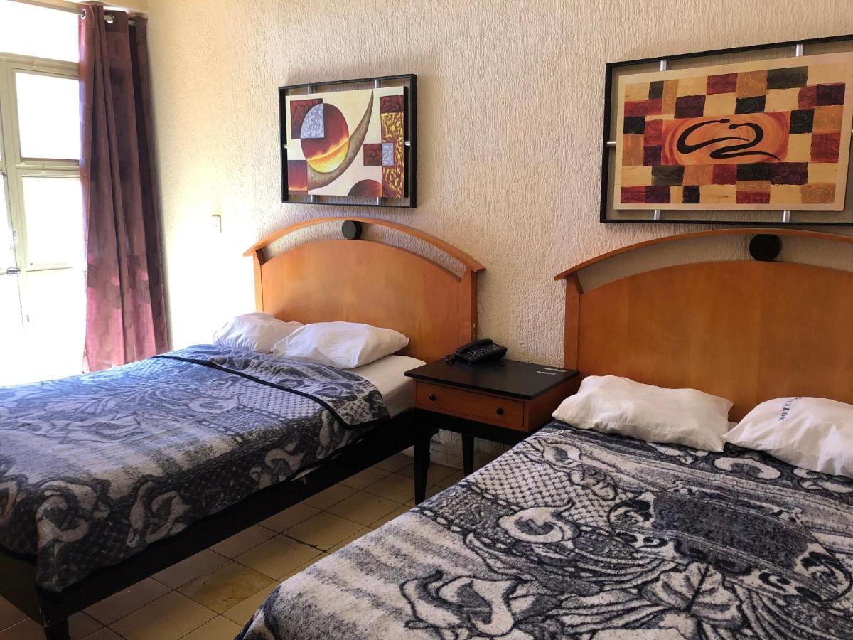 מונטריי Oyo Hotel Regis מראה חיצוני תמונה